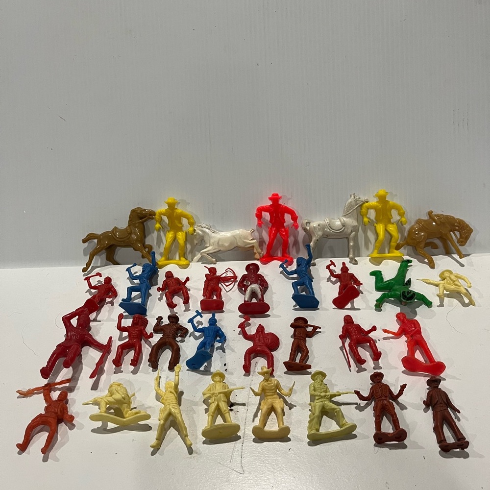 Vintage Giants Cowboy & Indians Plastic Toy Lot